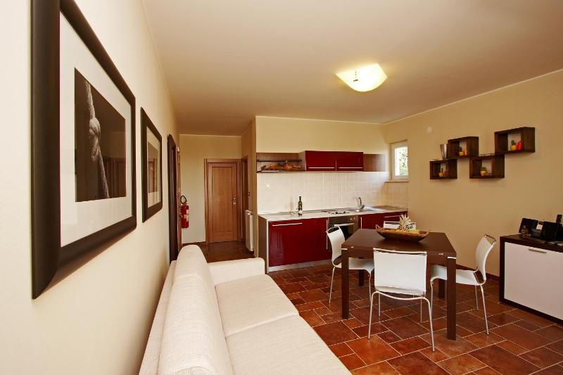 Guesthouse ''Barboska'' - big outdoor swimming pool & private tennis court - image 12
