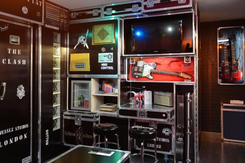 Double Room Signature Backstage image 3
