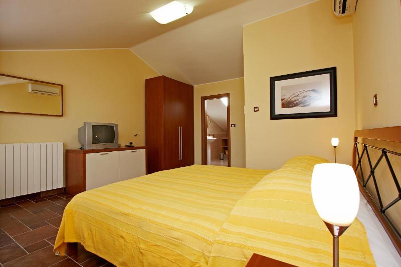 Guesthouse ''Barboska'' - big outdoor swimming pool & private tennis court - image 40