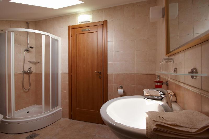 Guesthouse ''Barboska'' - big outdoor swimming pool & private tennis court - image 30