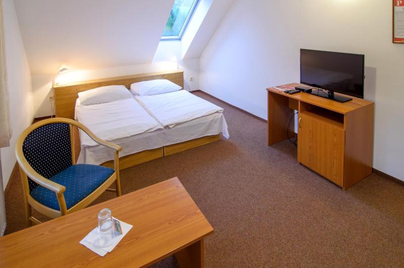Double or Twin Room with Private Bathroom image 1