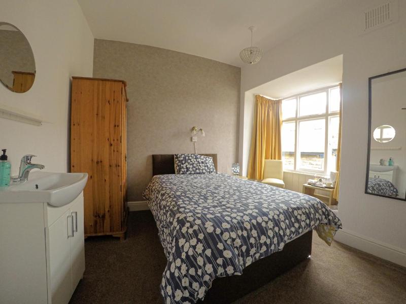 Single Room image 3