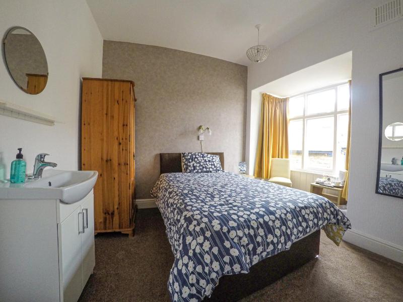 Single Room image 4