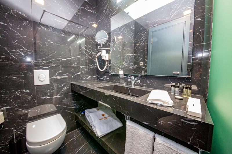Deluxe Double or Twin Room image 3