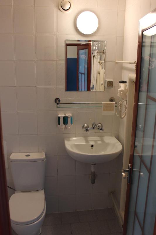 Single Room image 3