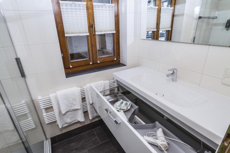 Junior Suite with Balcony and Lake View image 1