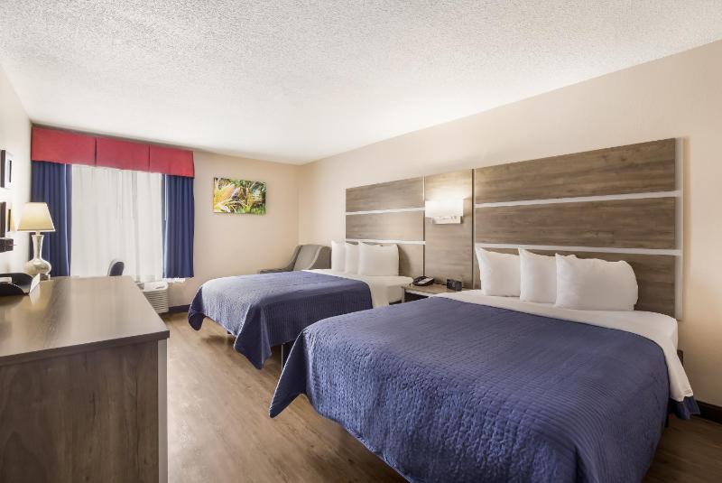 Queen Room with Two Queen Beds - Non-Smoking image 3