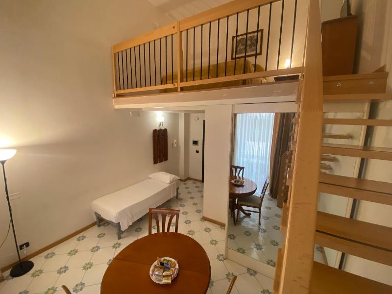  Large Studio - Split Level image 4