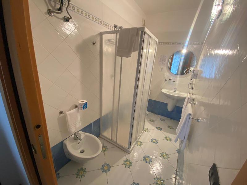Single Room image 3