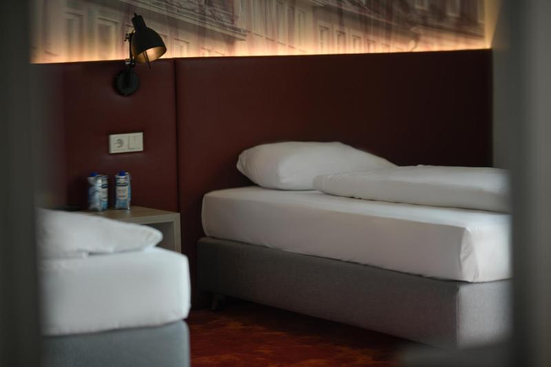 Twin Room image 2