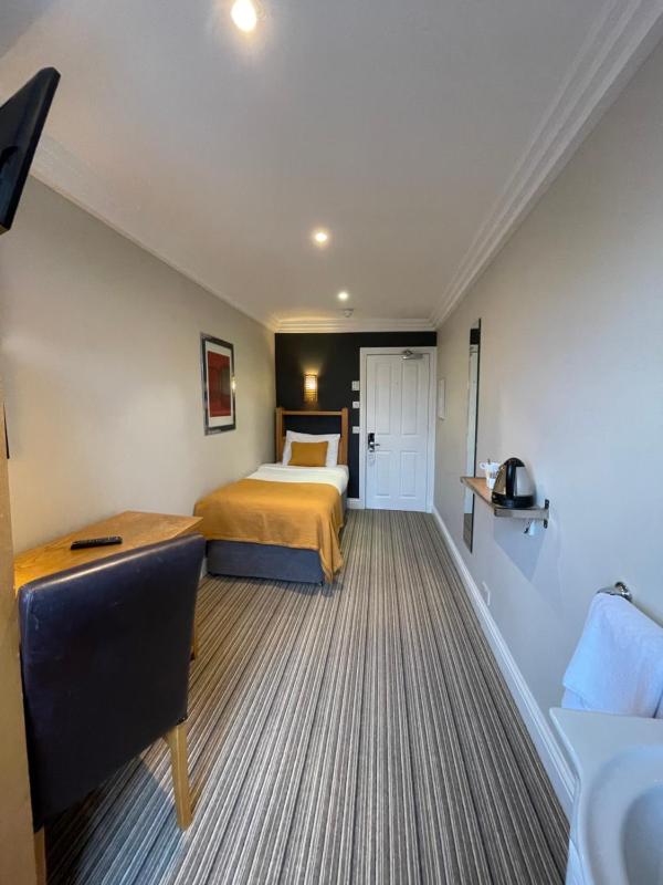 Basic Single Room with Shared Bathroom image 1