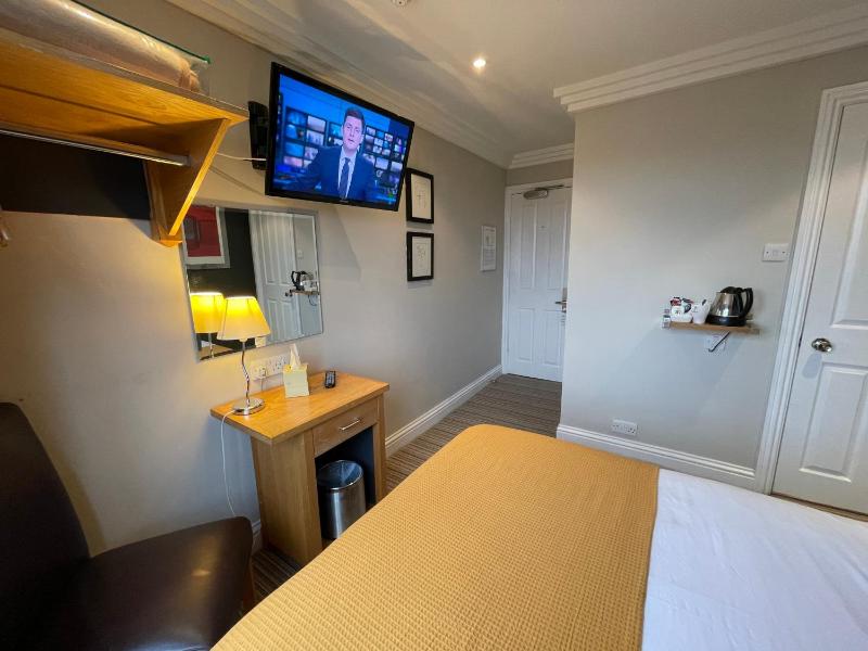 Double Room image 3