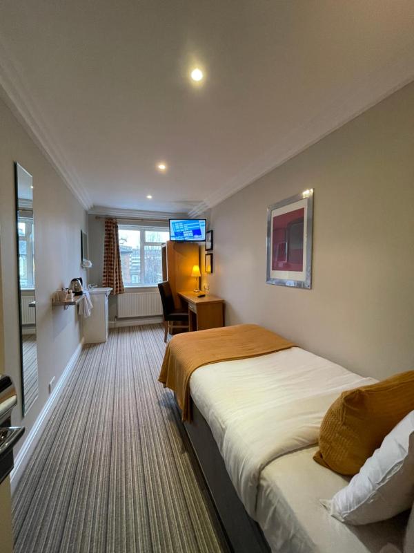 Basic Single Room with Shared Bathroom image 2