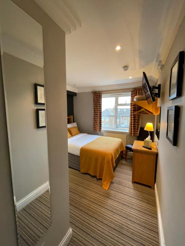 Small Double Room image 4