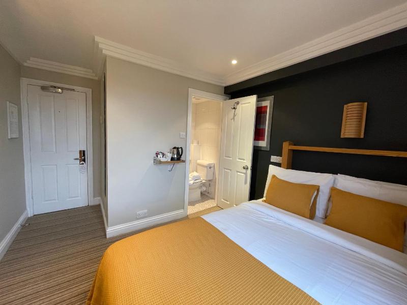 Small Double Room image 3