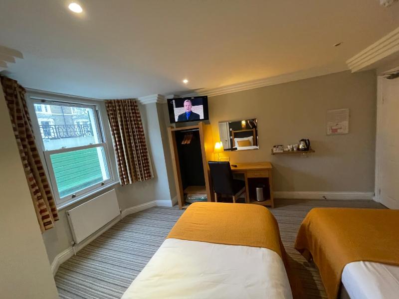 Twin Room image 4