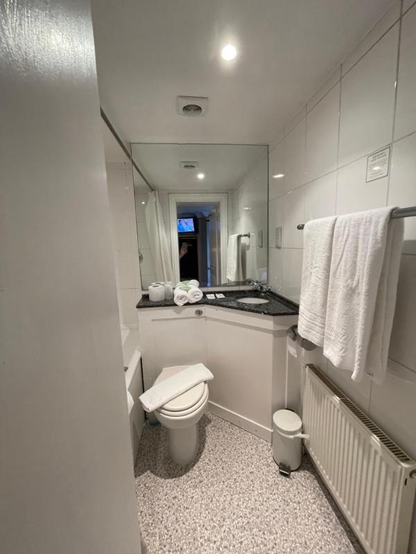 Twin Room image 2