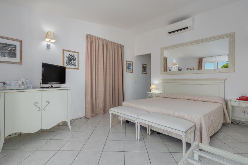 Deluxe Double or Twin Room with Sea View image 1