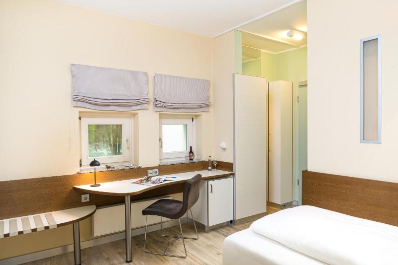Single Room image 4