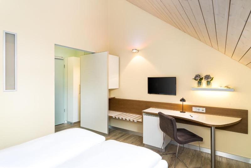 Double Room image 4