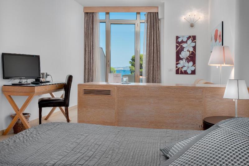 Double or Twin Room with Sea View image 3