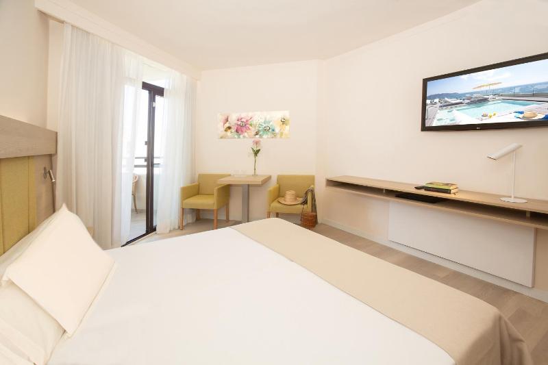 Double Room with Sea View image 4