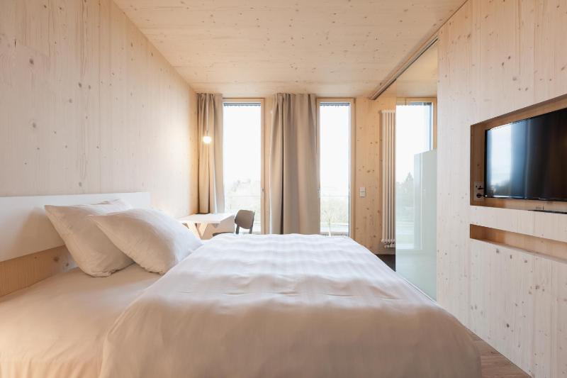 Business Queen Room image 1