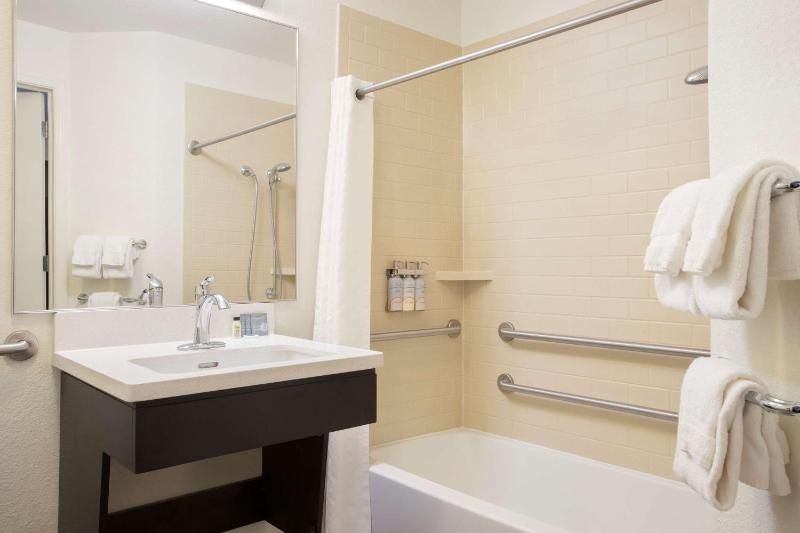 Studio Queen Suite with Bathtub - Mobility Accessible  image 4