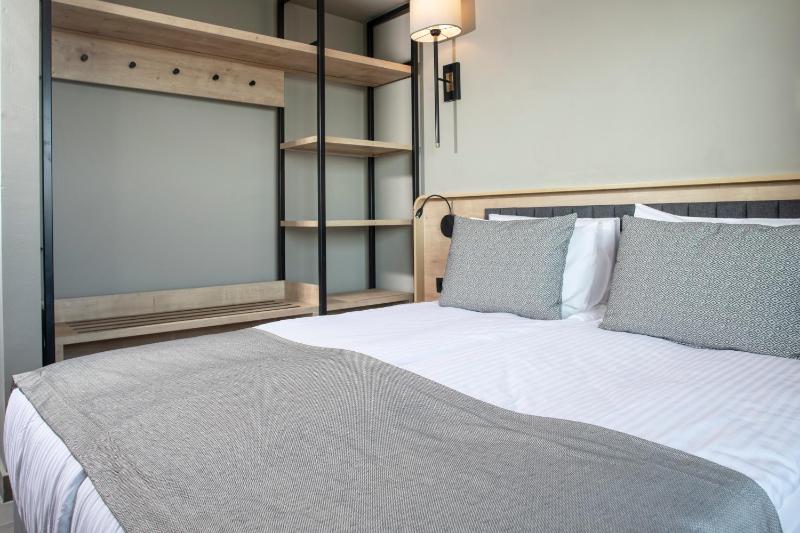 Standard Double Room image 4