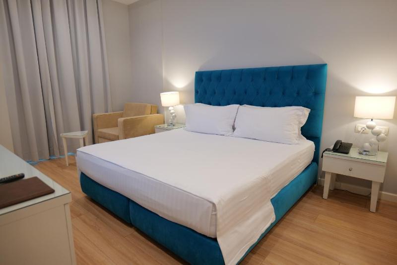 Double Room with Balcony - Ground Floor image 3