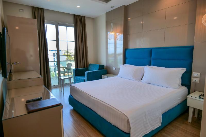Deluxe Double Room with Balcony image 1