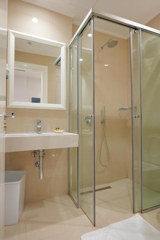 Deluxe Double Room with Balcony image 3