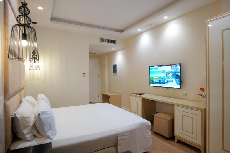 Deluxe Double Room with Balcony image 2