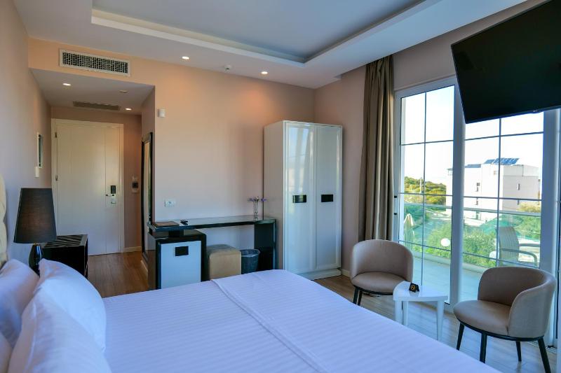 Deluxe Family Room with Balcony image 2