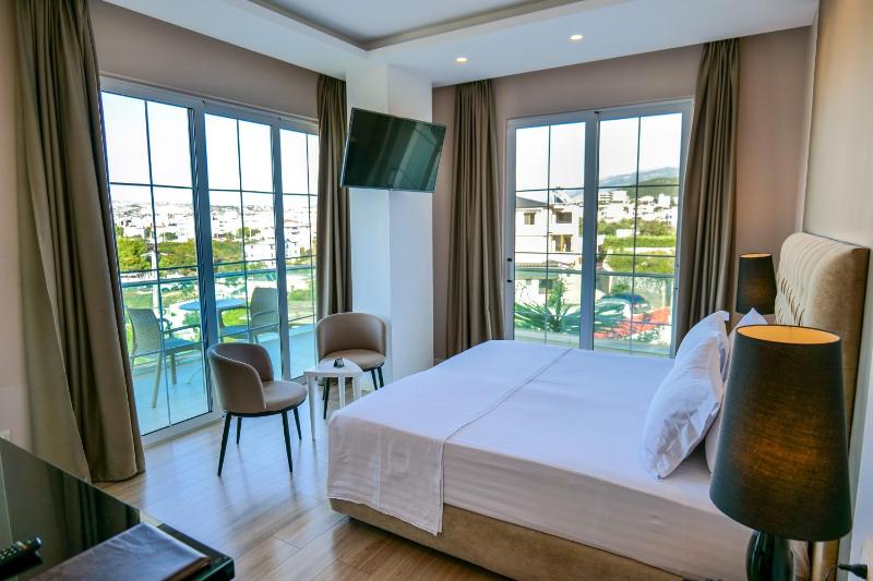 Deluxe Family Room with Balcony image 3