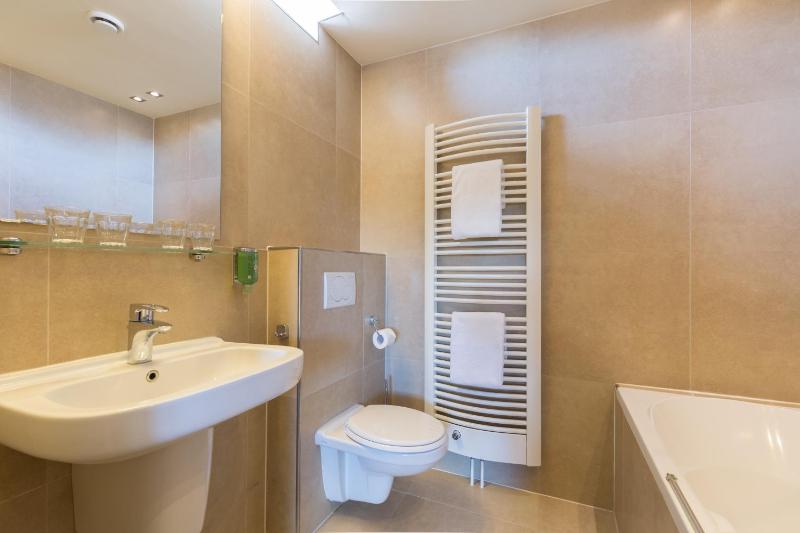 Deluxe Quadruple Room image 1