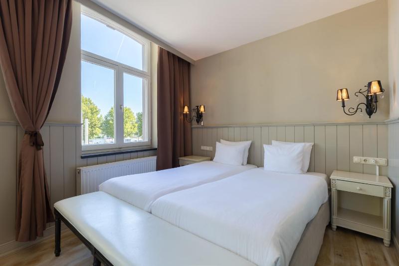 Deluxe Room image 3