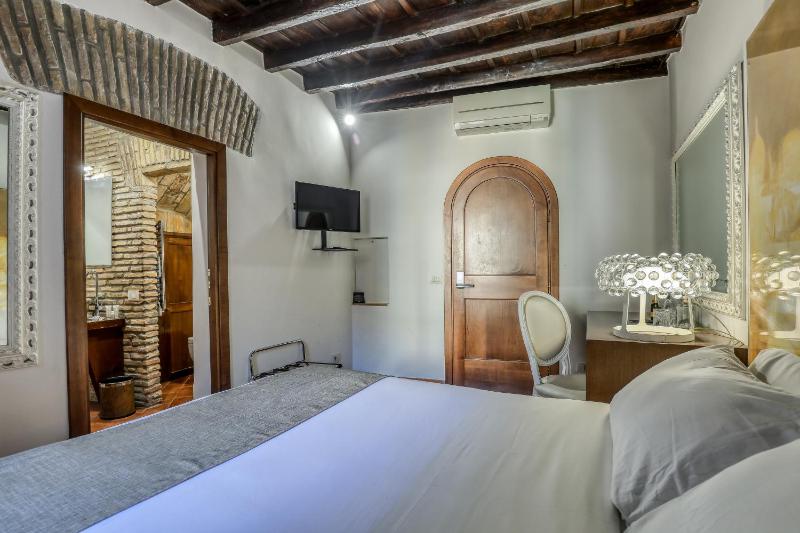 Standard Double Room image 3
