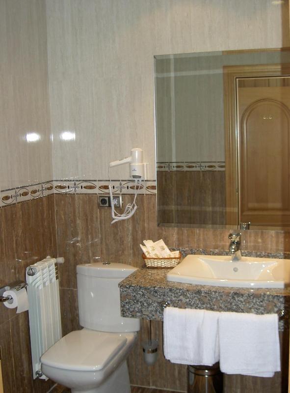 Twin Room with Spa Bath image 3
