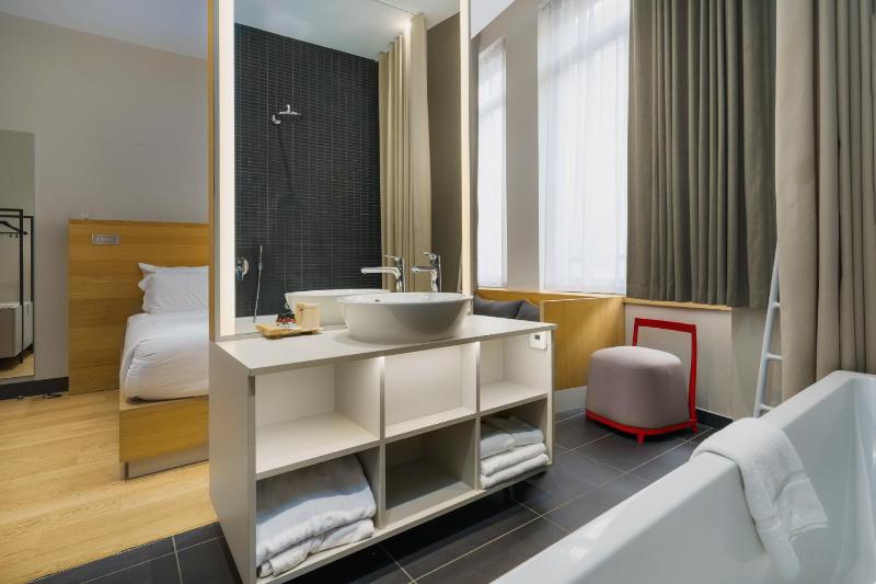 Deluxe Room image 3