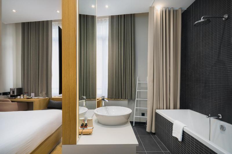 Deluxe Room image 4