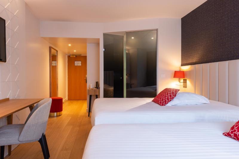 Superior Twin Room image 4
