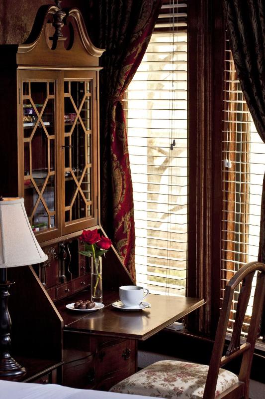 Queen Room 202 image 3