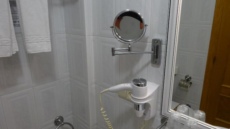 Twin Room image 4