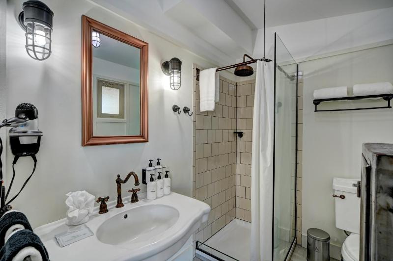 Deluxe King Room with Balcony image 3