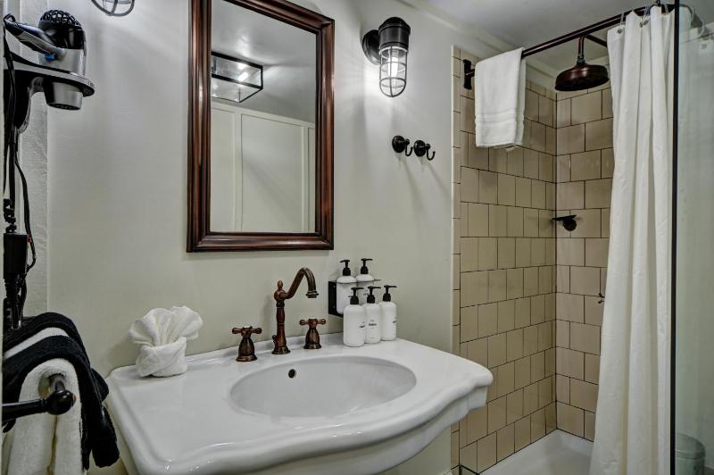 Queen Room with Two Queen Beds with Patio image 4
