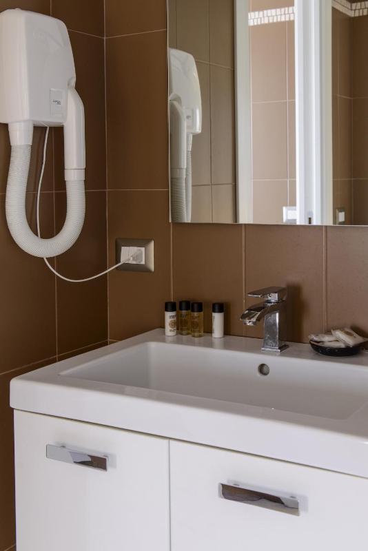 Junior Suite with Terrace and Sea View image 2