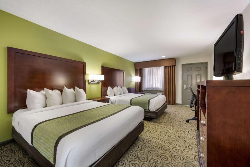 Queen Room with Two Queen Beds - Non-Smoking image 4
