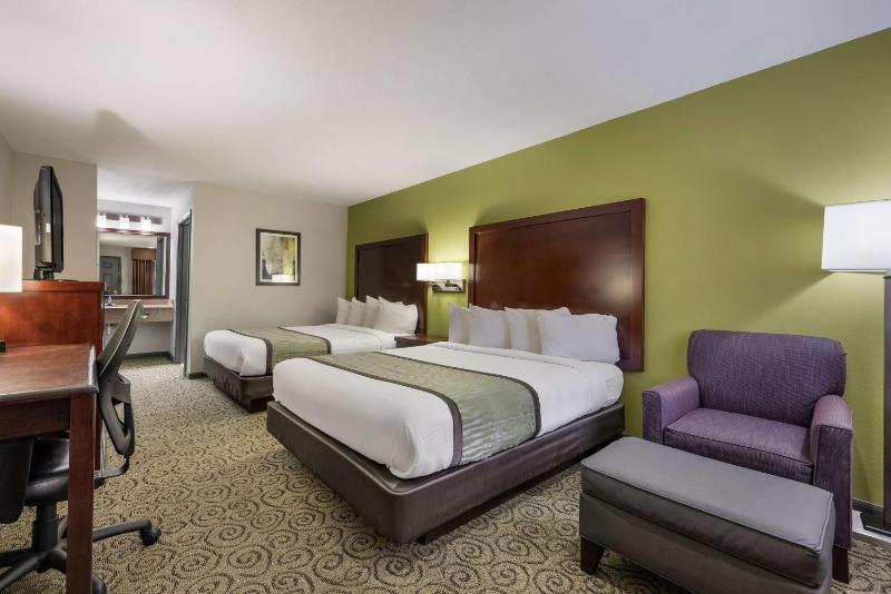 Queen Room with Two Queen Beds and Bath Tub - Disability Access/Smoking image 4