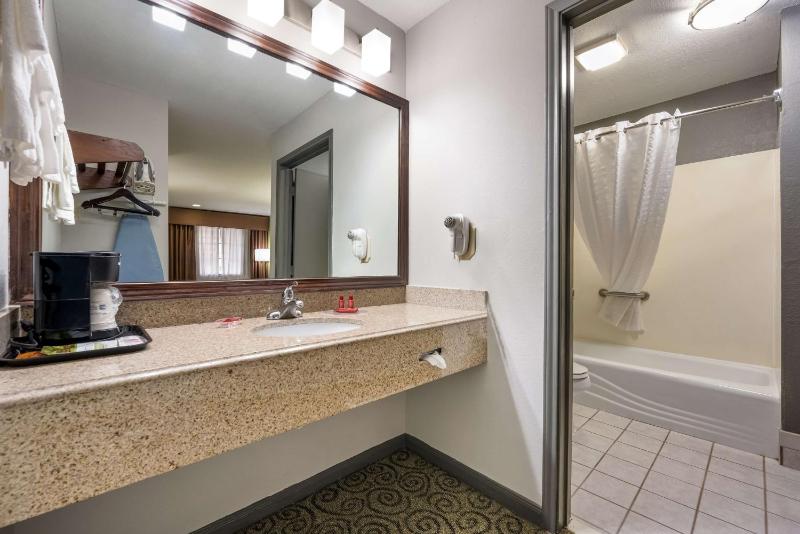 Queen Room with Two Queen Beds and Bath Tub - Disability Access/Smoking image 3